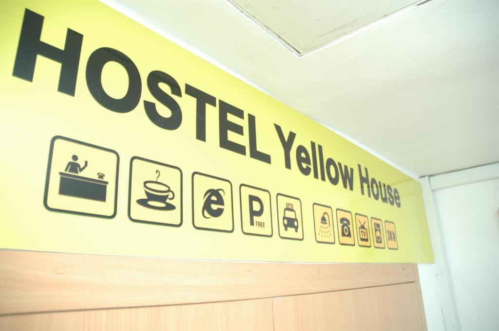 Yellow House Hostelリヴィウ エクステリア 写真